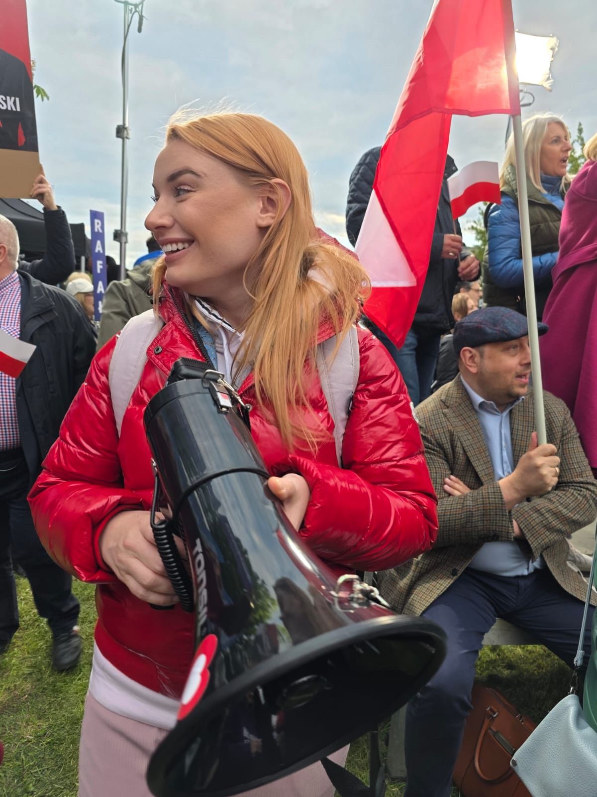 Wiec — Monika Ślusarczyk z megafonem