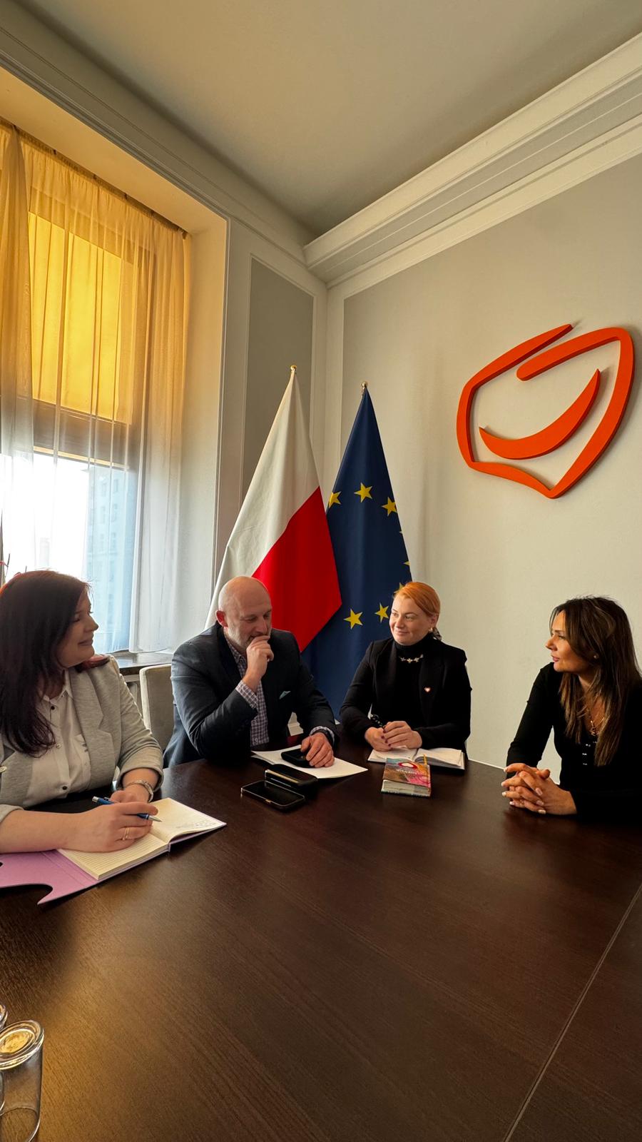 Spotkanie w biurze — flagi Polski i Unii Europejskiej