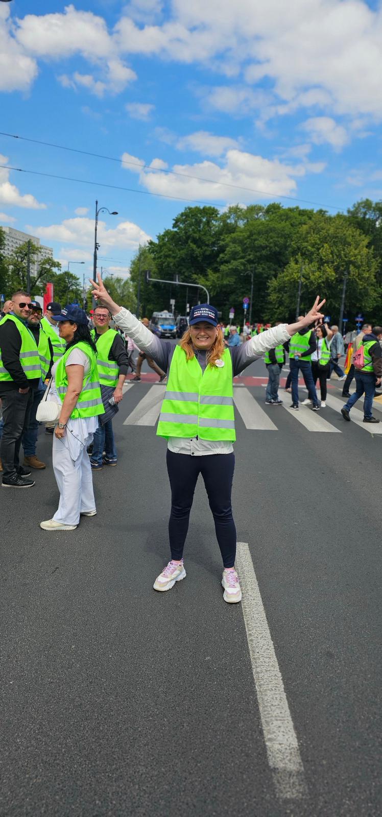 Protest w obronie służb — kamizelka odblaskowa